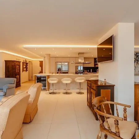 Center Luxury 2 아파트